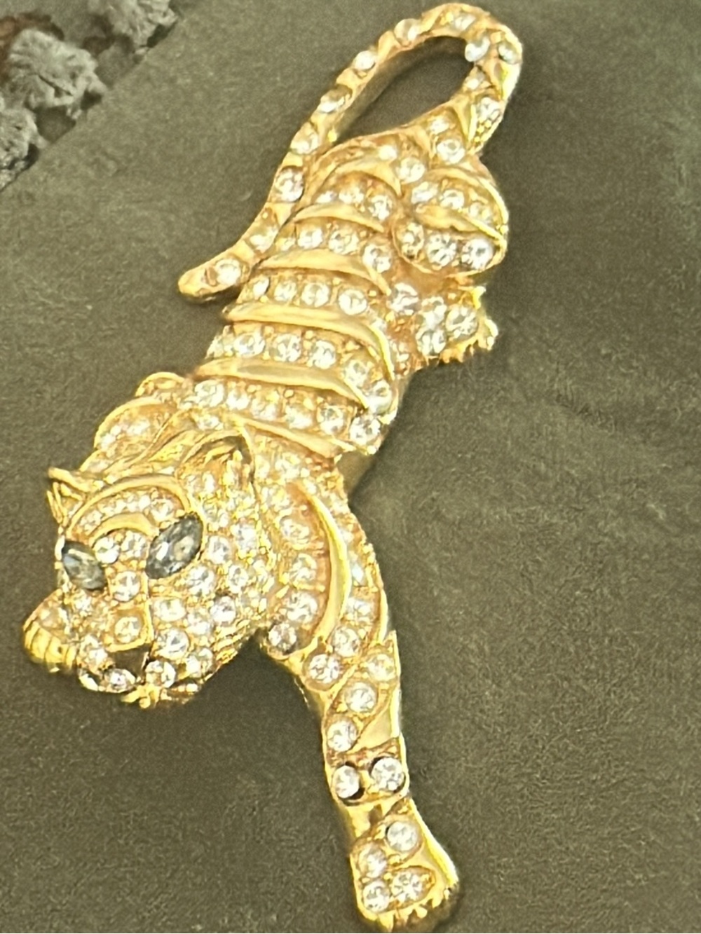 1991 Trifari TM Tiger Jaguar Panther Crystal Pave Gold Tone pin its broken (j101